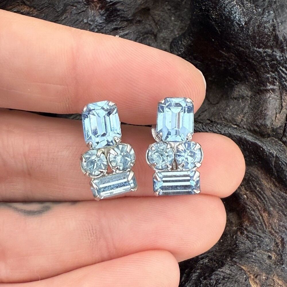 Vintage Coro Sky Blue Crystal Cluster Screw Back Earrings Prong Set Emerald